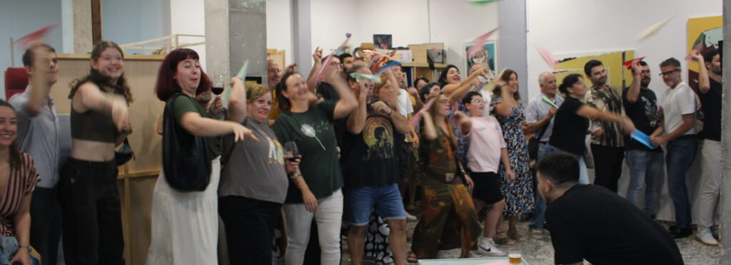 Lanzamiento de aviones de papel